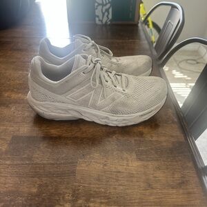 New Balance 860v14. Size 8.5.